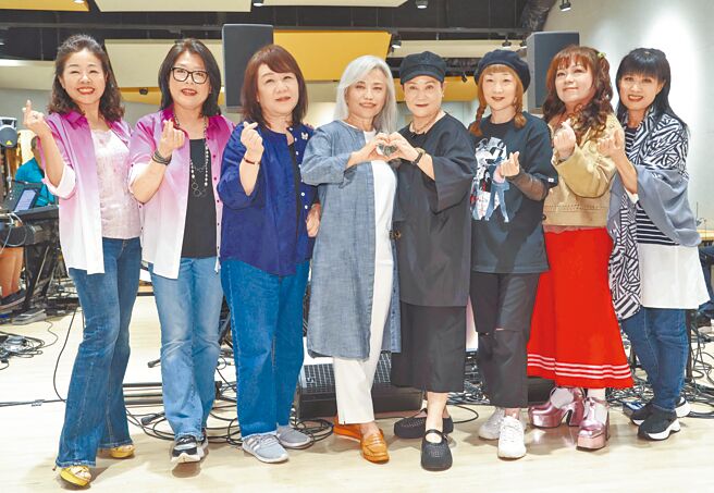 许淑绢（左起）、林佳蓉、徐晓菁、杨芳仪、邰肇玫、陈艾玲、南方二重唱12日齐聚为演唱会彩排。（陈俊吉摄）