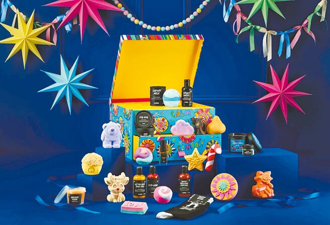 誠品生活新店推「LUSH耶誕月曆禮盒」，推薦價1萬1000元。（誠品提供）