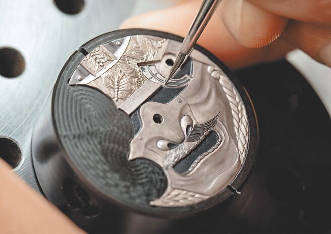 日本工艺大师雕刻L.U.C Full Strike腕表表盘上的武士面具工艺。（CHOPARD提供）