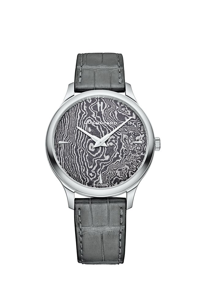 萧邦L.U. C XP Nihonto腕表的表盘採用日本刀的手工铸钢工艺，独特的云纹是特色，限量25只，125万元。（CHOPARD提供）