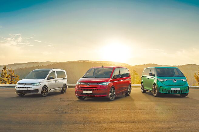 台灣福斯商旅推出全新「買福斯 送福斯」活動，堪稱品牌史上最強購車優惠。即日起至年底入主福斯商旅指定車款，包括Amarok、Caddy Maxi（見圖左）、Caddy Cargo、Multivan（中）、ID. Buzz（右）、Caravelle、T6.1 California、Grand California、Crafter，並於12月底前完成領牌，就有機會抽中價值88.8萬元的25年式VW Polo 230 TSI Life。準車主還可搭配福斯商旅「放大倍數」專案，再享指定車型最高30萬元購車回饋（含新車貨物稅減免5萬元）。（台灣福斯商旅提供）