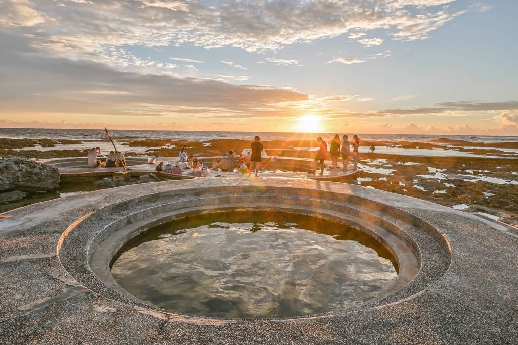 氣溫終於明顯下降，秋冬清冷時節泡湯，最療癒身心。圖為有著全球珍稀海底溫泉的綠島朝日溫泉。(圖:shutterstock/達志)