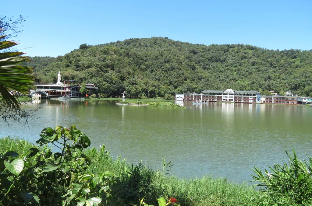 南投埔里可享受邊泡湯邊欣賞湖光水色美景，周邊還有許多觀光景點，因此成為新興的人氣泡湯景點。圖為鯉魚潭風景區。(中時資料照片)
