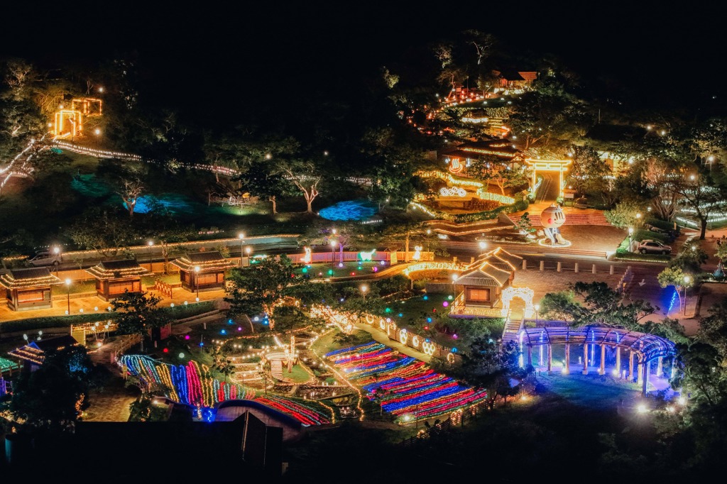 屏東四重溪溫泉區連年以璀璨燈飾迎接溫泉季活動，被封為南台灣最美湯。(屏東縣政府提供)