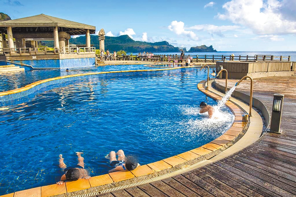 綠島朝日溫泉是罕見海水溫泉。(台東縣政府 提供)