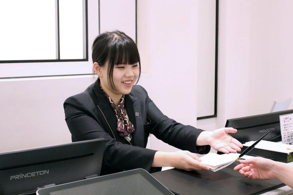 KOKO HOTELS飯店服務接待人員歡迎貴賓蒞臨。(圖/KOKO HOTELS)