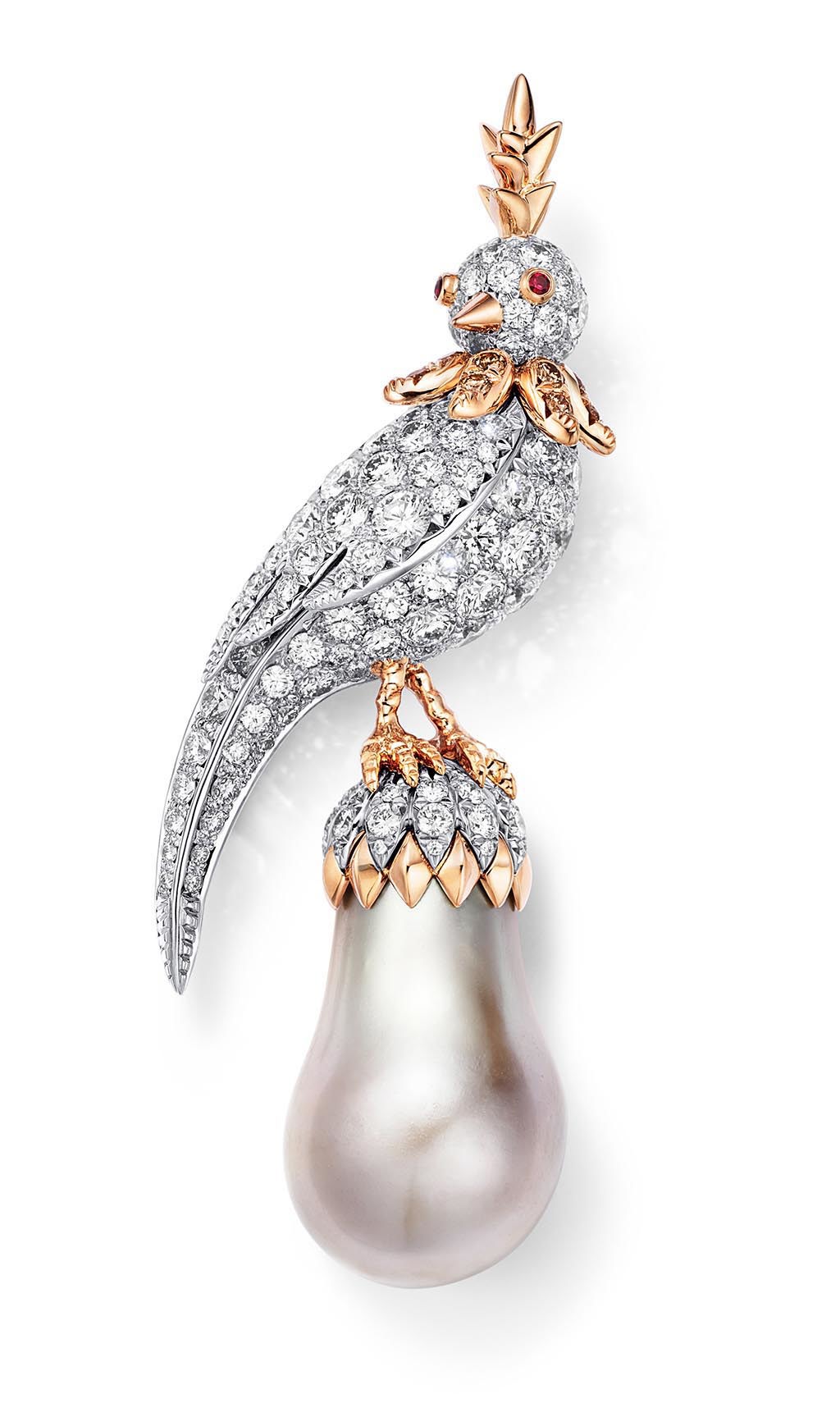珍珠石上鳥胸針，主石是一顆31克拉天然海水珍珠，需孕育百年才得以生成，小鳥好奇回眸的神態十分可愛，要價約1.3億元。（圖／Tiffany & Co.）