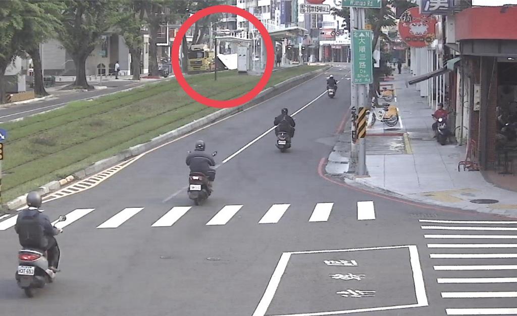 影》高雄大貨車猛撞路樹 「車廂轟然解體」騎士遭波及