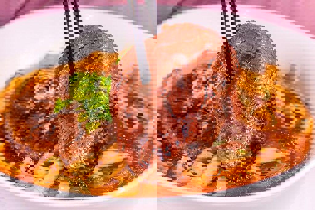 號稱「牛肉麵界勞斯萊斯」的天下三絕，是許多牛肉麵控吃過就回不去的名店之一。( 圖：天下三絕麵食館／提供 )