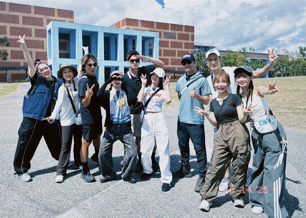 Amanda(左起)、王宇婕、王仁甫、峮峮、許孟哲、蔡黃汝、孫協志、紀言愷、阿樂、維尼前往台東錄製《飢餓遊戲》。(中視提供)