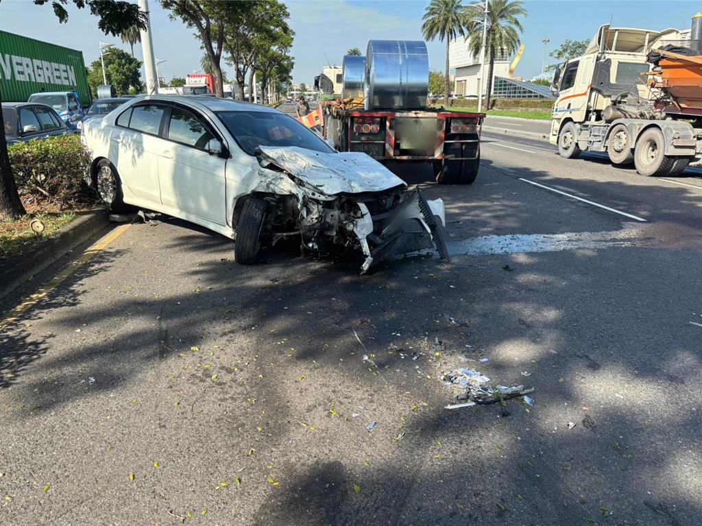 高雄小港連環車禍 半聯結車疑變換車道不當釀2人傷