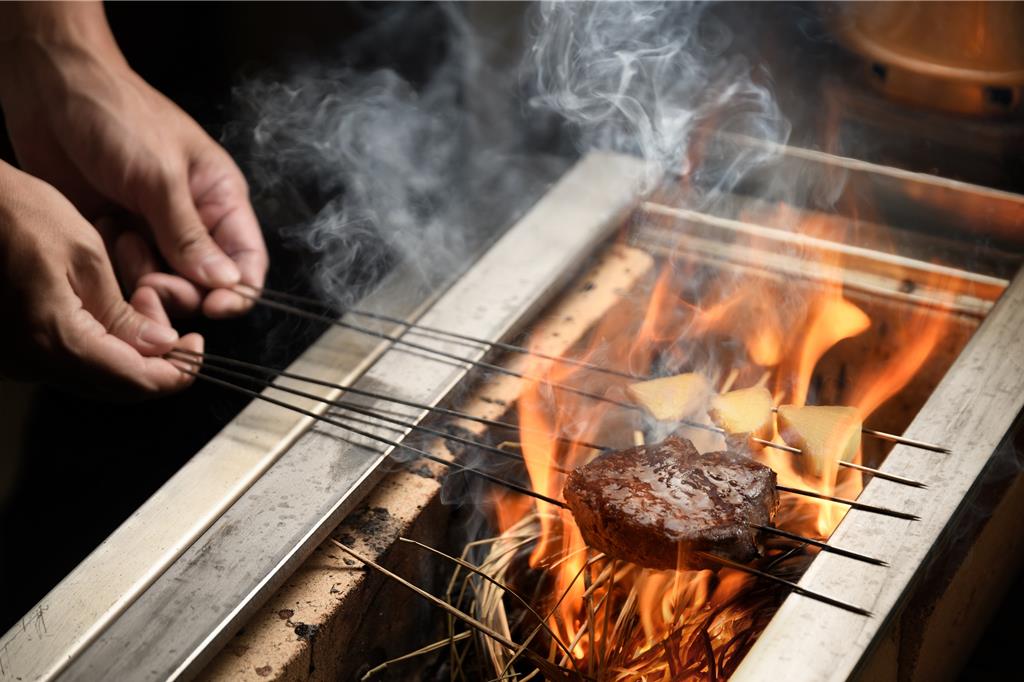 「Thanks 4 Giving 盛饗雙倍券」可於指定效期的平日午、晚餐，於高雄洲際指定餐廳奢享新台幣8888元餐食消費折抵禮遇；圖為「WA-RA」日式餐廳招牌菜色「藁燒和牛」。（圖／高雄洲際酒店）