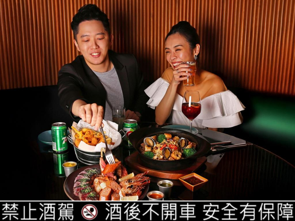 台北萬豪「萬元奢享假期」一泊二食住房專案，贈20樓高空景觀餐廳「INGE’S Bar ＆ Grill」豪華海陸餐。（圖／台北萬豪酒店）★中時新聞網關心您：喝酒過量，有礙健康！酒後不開車，安全有保障！