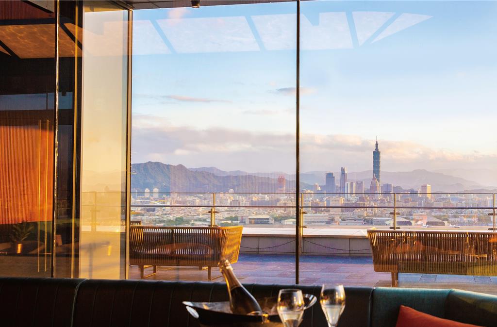 20樓高空景觀餐廳「INGE’S Bar ＆ Grill」可欣賞270度的環景視野，將台北101、松山機場飛機起降及基隆河畔絕美景致盡收眼底。（圖／台北萬豪酒店）