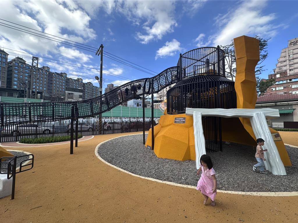 新北樹林鎮前親子公園翻新 特色遊具嶄新亮相