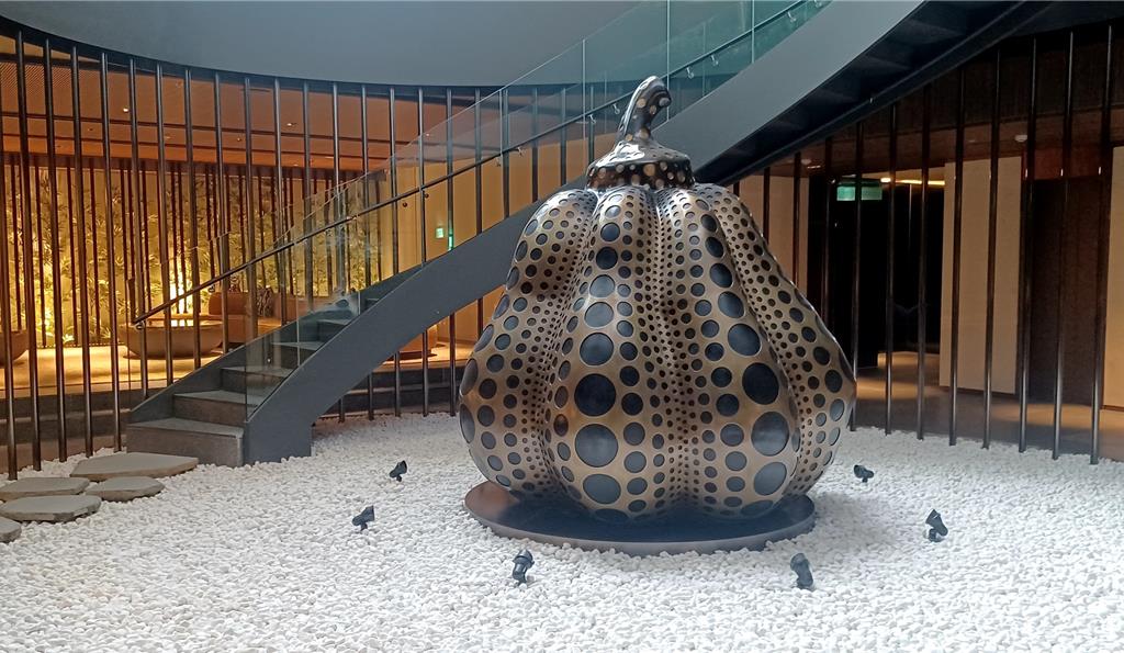 漢來日月行館有「湖畔美術館」之美譽,館內陳設藝術品包括草間彌生《南瓜》、 瑞士藝術家Ugo Rondinone《西北海峽》等。(陳韻萍攝)