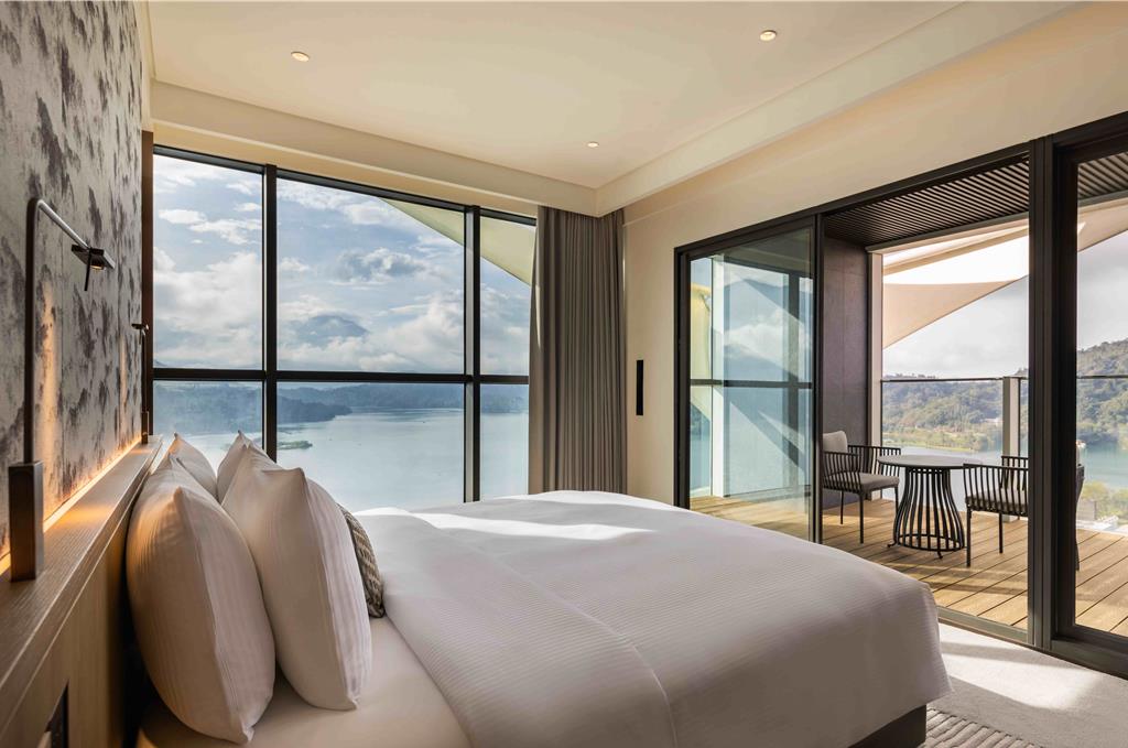 「星空電影院住房專案」尊榮湖景客房加價5555元升等套房,並贈送「星空電影院」電影票。(圖/漢來日月行館)