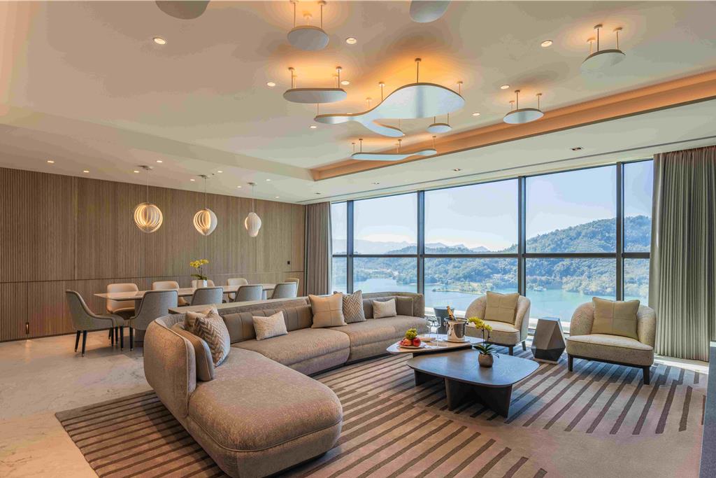 「皇家套房」將推出限時一日、僅此1間的獨家優惠,一泊二食原價173700元,12月12日當天以98888元的超值價格入住,現省將近75000元,並加贈4張「星空電影院」電影票。(圖/漢來日月行館)