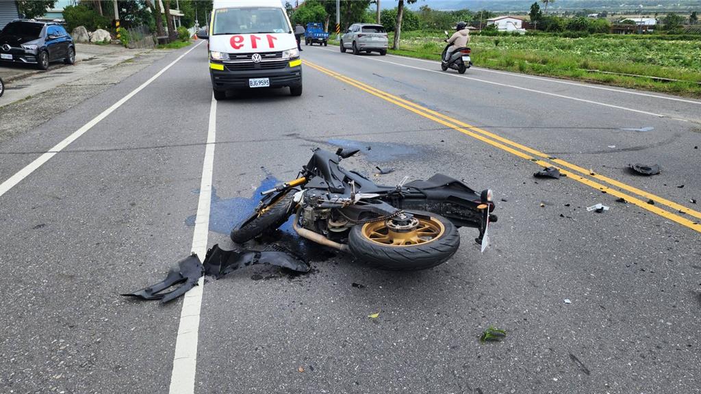 車輛違規迴轉遭後方機車撞 無照19歲騎士受傷送醫