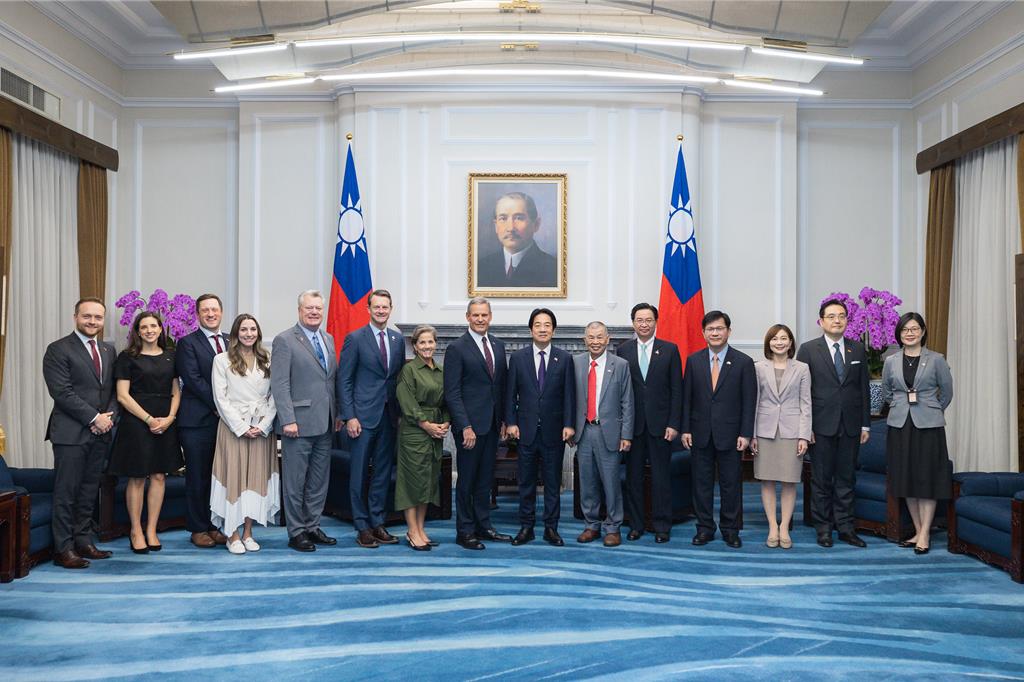 AIT粉專回來了！ PO兩州長訪台照：反映日益熱絡的美台關係