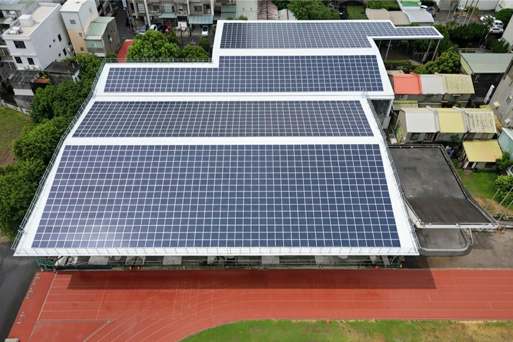 等待7年！竹南國中光電球場啟用 全校學生獲雞排慶祝