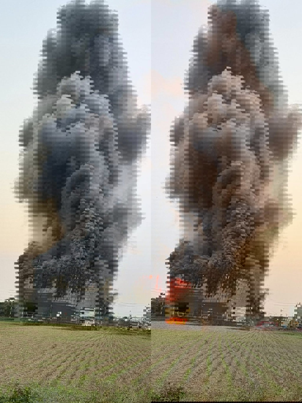 快訊》台南安定鐵皮工廠陷火海 全面燃燒濃煙竄天