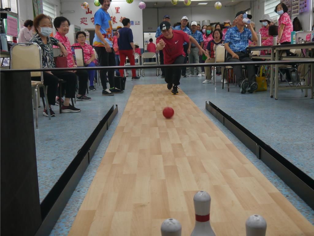 新北推廣移動保齡球 泰山長者初體驗 回味過往樂開懷