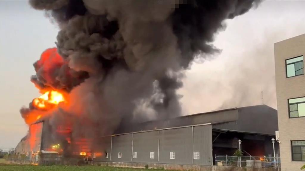 台南工程公司大火濃煙直竄天空 百坪廠房付之一炬