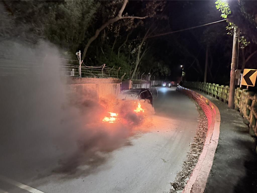 14日徬晚5時許，桃園市大溪區三元一街國防大學附近道路發生汽車火警。（民眾提供）