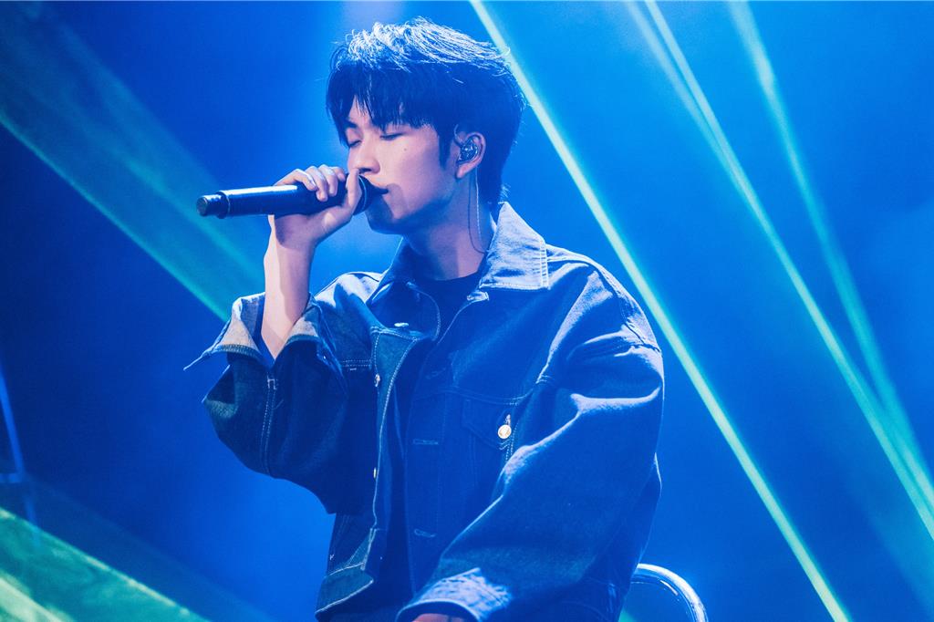 呂允開唱師兄盧廣仲低調力挺!寵粉揪歌迷同台熱跳全場嗨翻