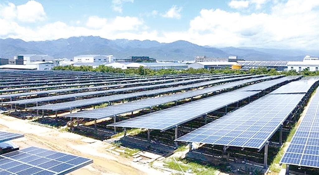立法院今天三讀通過光電加嚴環評修法,太陽光電產業七大公協會晚間聯合聲明遺憾,修法將使企業面臨「買不到綠電、買得更貴」雙重衝擊。(圖:聯合再生)
