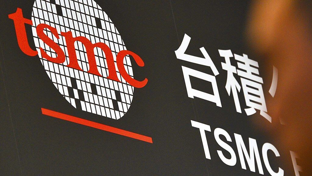 輝達執行長黃仁勳上周末旋風訪台,摩根士丹利證券指出,考量輝達尋求更多晶片產能支持,可能已促使台積電重新評估擴產規模,2026年資本支出可望挑戰500億美元。圖/本報資料照片