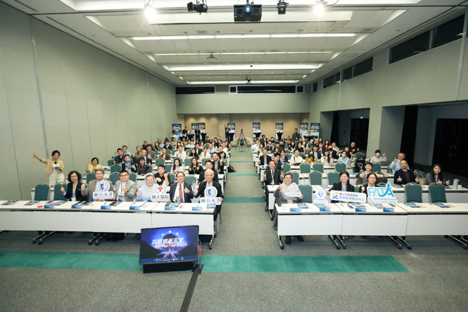 輔仁大學與天主教健康照護聯盟共同主辦「共創樂齡未來—智慧醫療與照護新創研討會暨Demo Day」，展現7家團隊在精準醫療、智慧照護的創新科技。(輔仁大學提供)