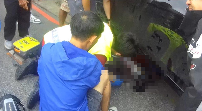 23歲戴姓機車騎士直行與左轉賓士相撞，騎士受困車底，送醫後於12日不治。（中時資料照）