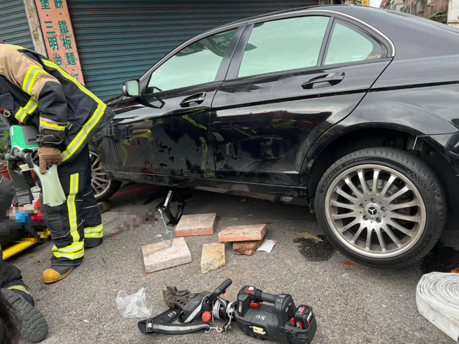 警消獲報到場，使用千斤頂才將受困20分鐘的戴男救出。（蕭宥彤翻攝）