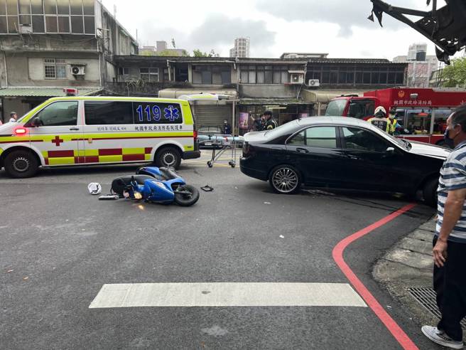 賓士左轉撞擊戴姓騎士。（蕭宥彤翻攝）