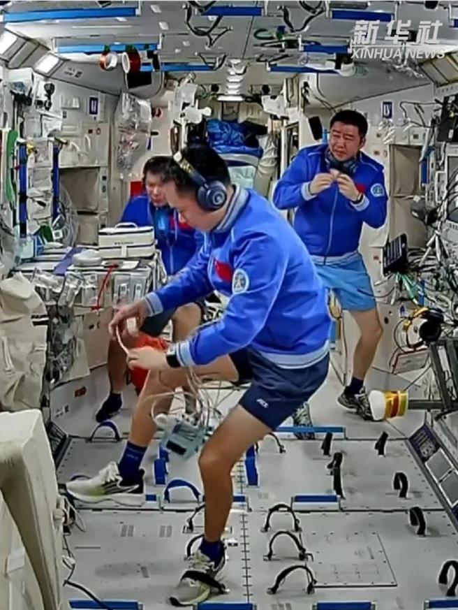 之前因故推遲近10天之後，大陸神舟二十號太空人乘組預計14日返回地球。（美聯社）