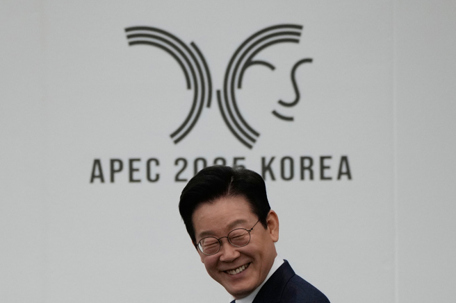 南韓總統李在明在南韓慶州舉行的亞太經濟合作會議（APEC）記者會結束後離場，攝於 2025 年 11 月 1 日。（圖／美聯社）