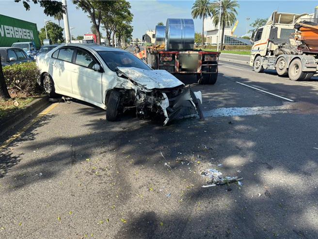 白色轎車遭擦撞後衝過安全島，又與另輛轎車碰撞。（翻攝照片／洪靖宜高雄傳真）