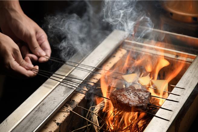 「Thanks 4 Giving 盛饗雙倍券」可於指定效期的平日午、晚餐，於高雄洲際指定餐廳奢享新台幣8888元餐食消費折抵禮遇；圖為「WA-RA」日式餐廳招牌菜色「藁燒和牛」。（圖／高雄洲際酒店）