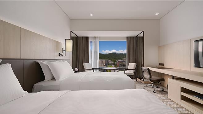 搶賺普發金商機，即日起至2026年3月31日，「萬元奢享假期」一泊二食住房專案，每房每晚9999元，雙人入住經典客房即享免費升等豪華客房。（圖／台北萬豪酒店）