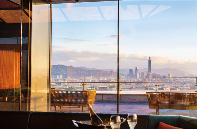 20樓高空景觀餐廳「INGE’S Bar ＆ Grill」可欣賞270度的環景視野，將台北101、松山機場飛機起降及基隆河畔絕美景致盡收眼底。（圖／台北萬豪酒店）