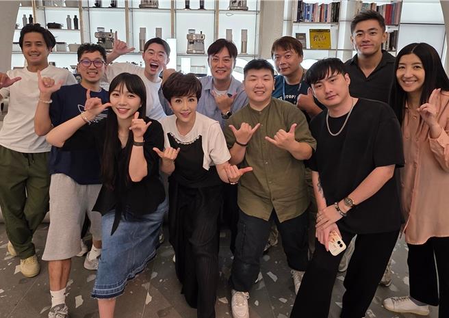 寇乃馨和直播团队。（寇乃馨提供）