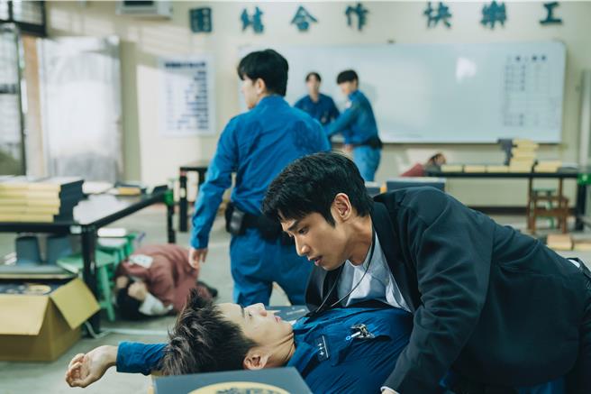 陳澤耀（左）初相識劉以豪就被壓倒，笑喊：「你壓到我下面了！」（愛奇藝國際版、壹壹影業提供）