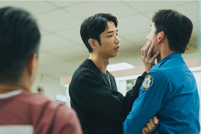 劉以豪（左）、陳澤耀四目相交火花強烈惹觀眾姨母笑。（愛奇藝國際版、壹壹影業提供）