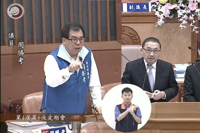 新北市議員周勝考（左）在議會質詢板橋三大建設  期許明年與市長侯友宜（右）一起華麗交棒。 (圖/截自新北市議會)