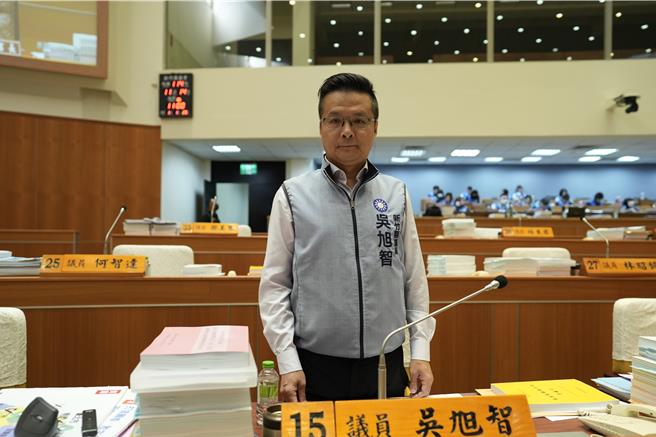 新竹縣議員吳旭智針對AI智能客服提出質詢，並現場實測智能客服皮皮獅的回應功能，結果令人尷尬。（吳旭智提供／邱立雅竹縣傳真）