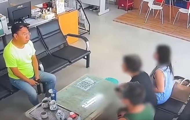 王姓夫妻曾带女儿求助市议员谢志忠（左）。（谢志忠服务处提供）