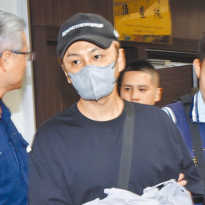 藝人閃兵案第3波，男子團體Energy成員書偉（中）昨日一早被檢警拘提到案。（中時資料庫）