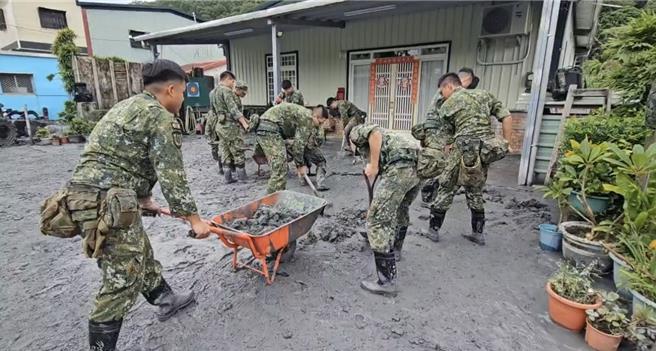 國軍進入萬榮鄉等淹水區域，協助家戶清淤。（民眾提供／王志偉花蓮傳真）